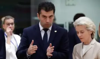 Хванат в лъжа Петков отива на форум в Братислава участието