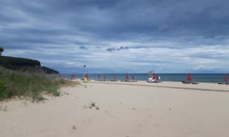 Сянката на плажа на двойна цена, средно по 25 лева на ден за чадър с два шезлонга
