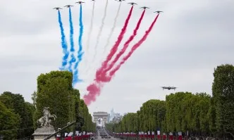 С грандиозен парад в Париж отбелязват Деня на Бастилията (СНИМКИ)