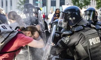 Напрежението в САЩ: Тежковъоръжени военни срещу протестиращи, погроми, вечерен час и сълзотворен газ