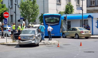 Един пострадал при тежка катастрофа с градски автобус и две коли в Бургас