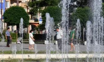 Заради горещото време: В София раздават безплатно минерална вода