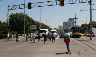 Старт на голямото блокиране: Шепа протестиращи спират движението на ключови кръстовища в столицата