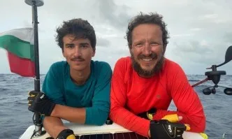 Баща и син прекосиха Атлантическия океан с ръчно изработена лодка