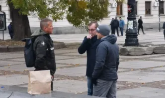 Протест пред Народния театър Артисти с подписка в подкрепа на