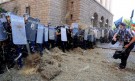 Клада от слама за полицаите на протеста (ГАЛЕРИЯ) - Снимка 2 - Tribune.bg
