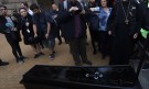 Грозно: Протестърите донесоха и ковчег пред Министерски съвет (СНИМКИ) - Снимка 4 - Tribune.bg