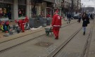 Джуджетата на Дядо Коледа се включиха в ремонта на „Графа“ (СНИМКИ) - Снимка 2 - Tribune.bg