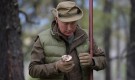 Путин бере гъби на рождения си ден високо в сибирските планини (ГАЛЕРИЯ) - Снимка 4 - Tribune.bg