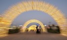 В Дубай заработи най-големият фонтан в света (СНИМКИ) - Снимка 5 - Tribune.bg