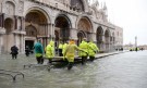 Опустошена Венеция чака ново наводнение (СНИМКИ) - Снимка 2 - Tribune.bg