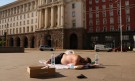 Изключително оригинално: Мъж по гащи полегна пред Министерски съвет (СНИМКИ) - Снимка 2 - Tribune.bg
