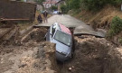 След мощната буря в Русе: Автомобил пропадна в огромен ров - Снимка 2 - Tribune.bg