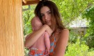 Съсипаха от критики Емили Ратайковски за това как държи бебето си (СНИМКИ) - Снимка 3 - Tribune.bg