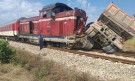 Пътнически влак удари камион с плевенска регистрация, по чудо няма жертви (СНИМКИ) - Снимка 3 - Tribune.bg