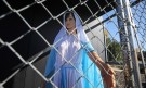 Провокативна сцена в църква показва Иисус и Дева Мария в клетки (СНИМКИ) - Снимка 2 - Tribune.bg