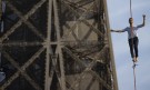 Смел французин удиви с разходка на въже от Айфеловата кула (ВИДЕО и СНИМКИ) - Снимка 2 - Tribune.bg