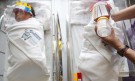 Защита: В Тайланд и новородените в болниците са с шлемове (ГАЛЕРИЯ) - Снимка 2 - Tribune.bg