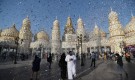 В Дубай заработи най-големият фонтан в света (СНИМКИ) - Снимка 6 - Tribune.bg