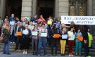 Библиотекарите недоволни, излязоха с ленти „Протест срещу Бюджет 2022“. - Снимка 3 - Tribune.bg