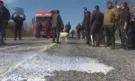 Зърнопроизводители блокираха главен път Русе - Плевен (СНИМКИ) - Снимка 2 - Tribune.bg