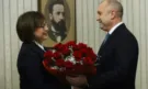 Като на рожден ден: Корнелия Нинова занесе бонбони на Румен Радев, той ѝ подари рози и даде мандат