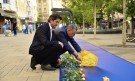 100 дни от войната: Столична община постави син килим и жълти рози на пл. Славейков (СНИМКИ)