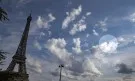 Смел французин удиви с разходка на въже от Айфеловата кула (ВИДЕО и СНИМКИ)