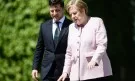 Какво се случва с Меркел? Канцлерът едва стоеше на крака на официално събитие