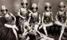 Новите амазонки (група от артистки) в локала „Нова Америка“ в София, началото на XX век / СНИМКА: www.lostbulgaria.com