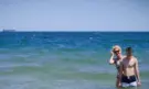 Чиста и проверена: Министърът на туризма влезе със сина си в Черно море