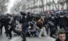 Отново сблъсъци в Париж, полицията разпръсна протестиращите със сълзотворен газ - Снимка 3 - Tribune.bg