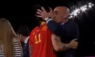 Една целувка разтърси Испания – шеф на футболната федерация награби футболистка