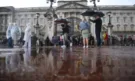 Стотици се събраха под дъжда пред Бъкингамския дворец (СНИМКИ) - Снимка 2 - Tribune.bg