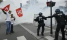 Отново сблъсъци в Париж, полицията разпръсна протестиращите със сълзотворен газ - Снимка 2 - Tribune.bg