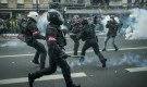 Сблъсъци и сълзотворен газ срещу протестиращи в Париж