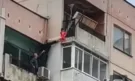 Ужасяваща гледка в Ямбол- 3-годишно дете увисна от балкон на 8-ия етаж. Полицията го спаси по чудо - (ВИДЕО)