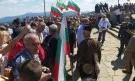 Фенове на Радев не допускат други българи до паметника на Шипка