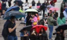 Стотици се събраха под дъжда пред Бъкингамския дворец (СНИМКИ) - Снимка 5 - Tribune.bg