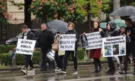 Под дъжда: Близки на загинали в катастрофи протестират в София - Снимка 4 - Tribune.bg