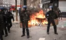 Отново сблъсъци в Париж, полицията разпръсна протестиращите със сълзотворен газ - Снимка 4 - Tribune.bg