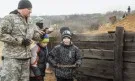 Украински сирачета копаят военни окопи (ВИДЕО/СНИМКИ)