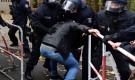 Водни оръдия срещу демонстранти в Берлин, които не искат COVID ограничения (СНИМКИ) - Снимка 2 - Tribune.bg