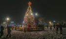 Коледната елха в София грейна без празнична програма - Снимка 2 - Tribune.bg