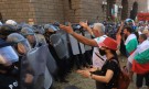 Клада от слама за полицаите на протеста (ГАЛЕРИЯ) - Снимка 8 - Tribune.bg