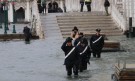 Опустошена Венеция чака ново наводнение (СНИМКИ) - Снимка 7 - Tribune.bg