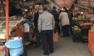 Навалици на пазара във Варна, търговците недоволни от мерките (СНИМКИ) - Снимка 3 - Tribune.bg