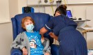 Великобритания започна ваксинация, първата с ваксина е 90-годишната Маргарет( Допълнена) - Снимка 2 - Tribune.bg
