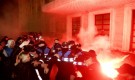 Сблъсъци в Албания след убийството на демонстрант от полицай ( СНИМКИ) - Снимка 3 - Tribune.bg