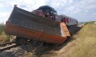 Пътнически влак удари камион с плевенска регистрация, по чудо няма жертви (СНИМКИ) - Снимка 5 - Tribune.bg
